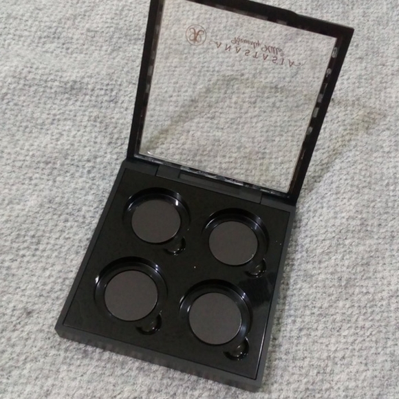 MUG + Colourpop Eyeshadows Anastasia Quad Palette - Picture 9 of 10